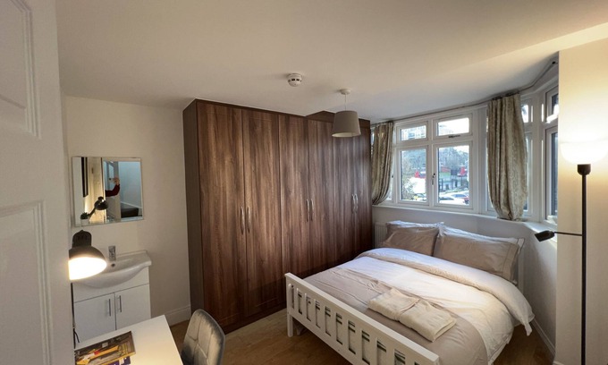 Norwood Green House | Private Double Room Mins To Central w Elizabeth L.