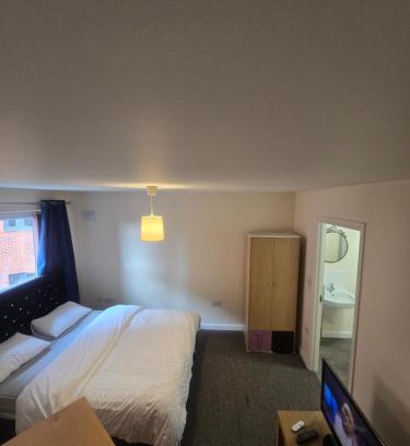 Wolverhampton House | Private Ensuite room in Wolverhampton city centre