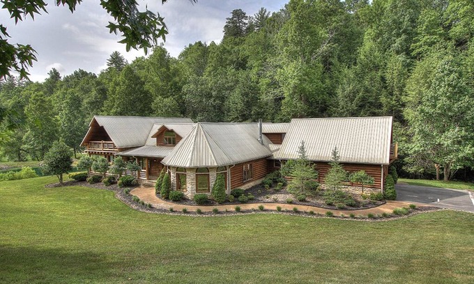 Gatlinburg - Pigeon Forge Cabin | Private Fishing pond, Firepit, Waterfall, Creek, Grandchildren will love