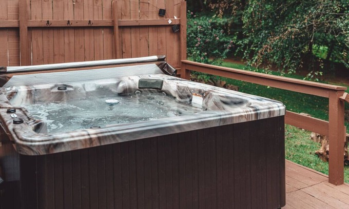 Rockbridge Apartment | Private Forest ~ HotTub ~ King Bed ~ Near Ash Cave