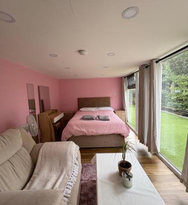 Clayton Apartment | Private Garden guest house