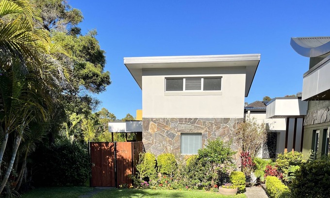 Warriewood House | Private Garden Oasis near Beaches & the Lake