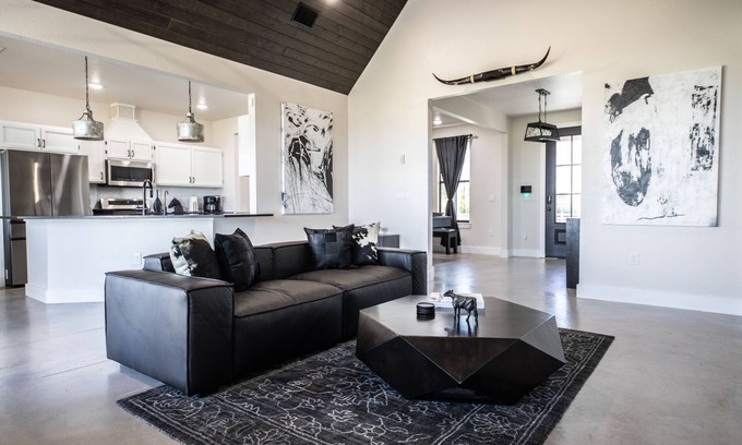 Lockhart House | Private gated modern farmhouse in the BBQ capitol of Texas!