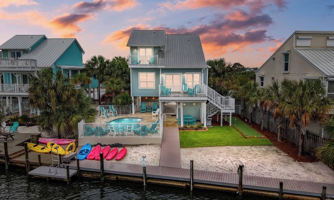Sharp Reef House | PRIVATE HEATED POOL, PRIVATE BEACH, PICKLEBALL, PUTTINGGREEN, BOAT & BAY ACCESS!