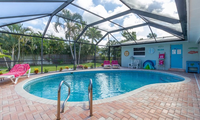 Forest Isles House | Private Heated Pool-Walk to Beach-10 Guests