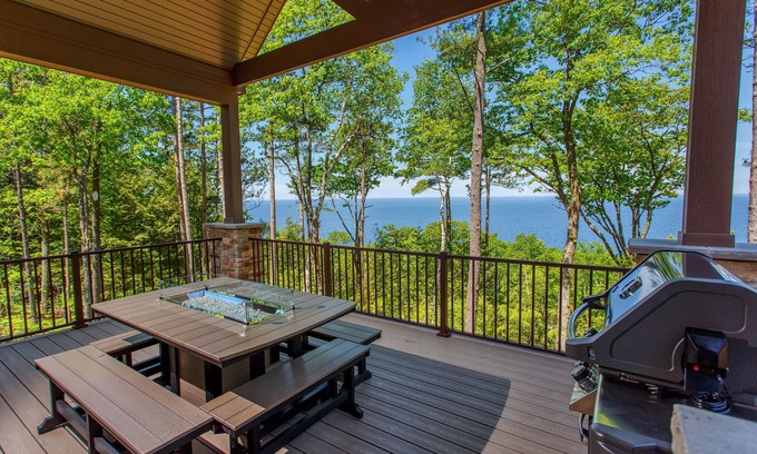 Sturgeon Bay Cabin | Private home on cliff-water views and golf simulator
