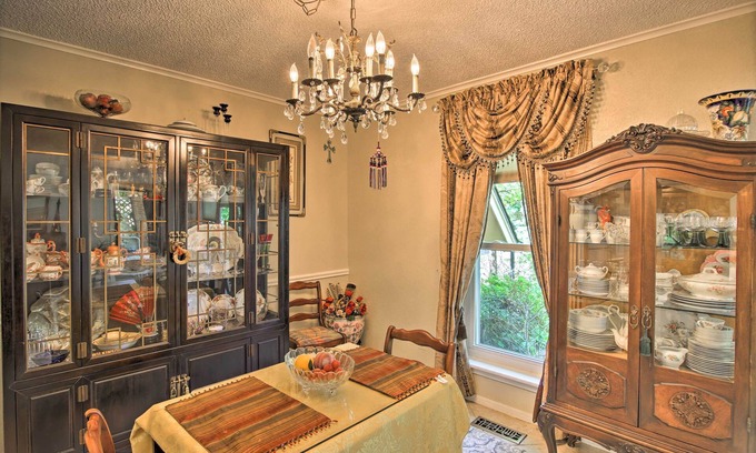 South Tulsa Cottage | Private Home w/Hot Tub & Patio Near Dtwn Tulsa