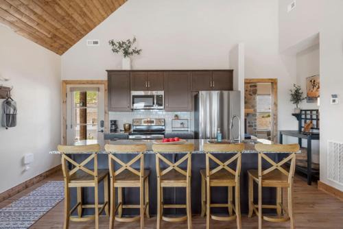 Table Rock House | Private Hot Tub-Free Attraction Tickets-Lake Lookout-Community Indoor & Outdoor Pools