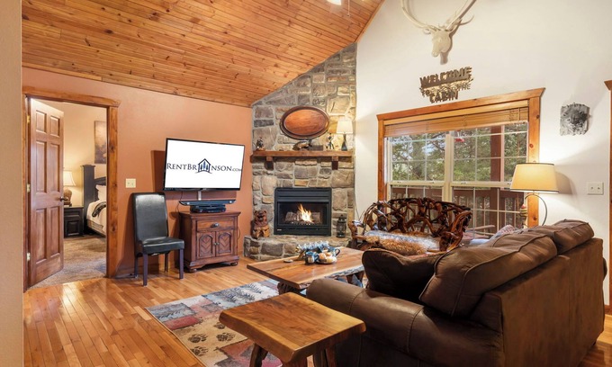 Branson West Cabin | Private HotTub! Minutes to Silver Dollar City! First Responder Owned! Local Hero at Stonebridge!