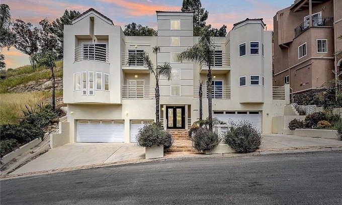 Woodland Hills House | Private luxury retreat home. Located Near Shopping & the Beach