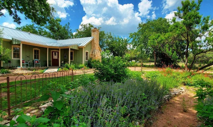 Fredericksburg Cottage | Private Luxury, Views, Nature, German History And Texas Hospitality!