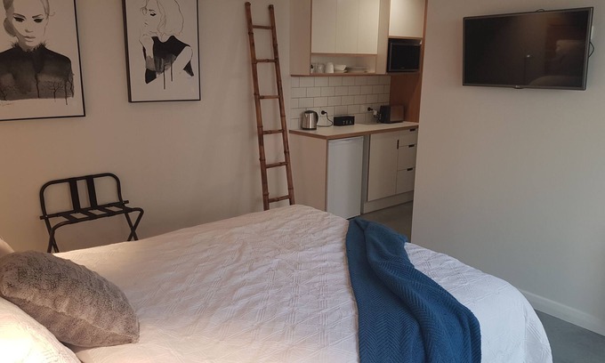 East Albury Apartment | Private, modern and close to town.