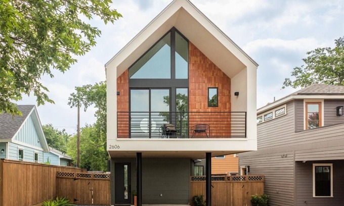 Rosewood House | Private peaceful Zen house located in a vibrant East Austin neighborhood.