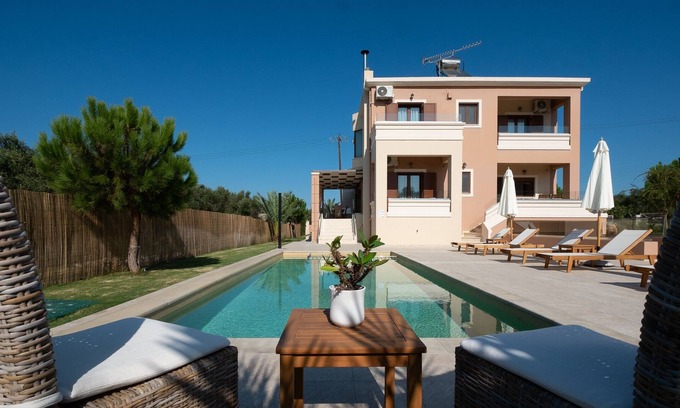 Galatas Villa | Private Pool Luxurious Villa with Parking & BBQ