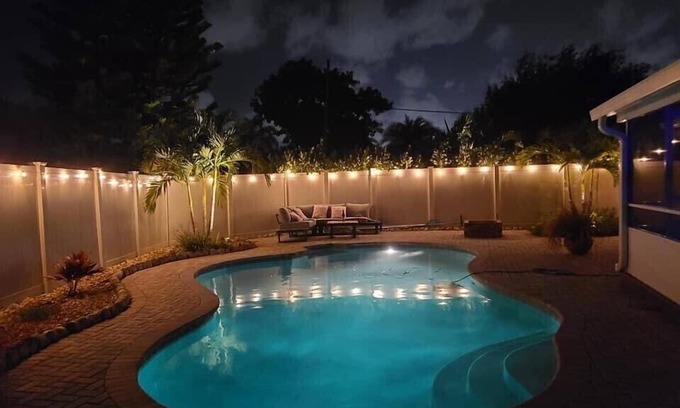 North Corals House | PRIVATE/QUIET Heated Pool,Jacuzzi, Grill,5min to Beach Fishing Pier,Washer&Dryer