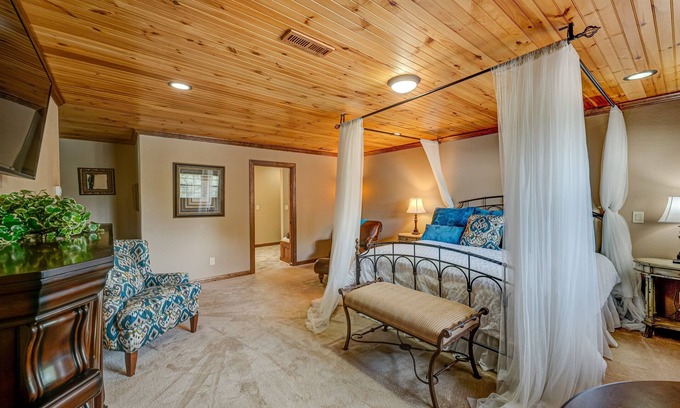 Blue Ridge Cabin | Private Romantic Suite at Willow Creek Falls Lodge