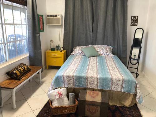 Coral Way House | Private Room in the Heart of Calle Ocho
