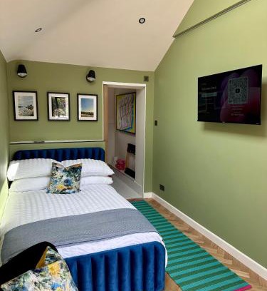 Canterbury House | Private room with ensuite and small double bed