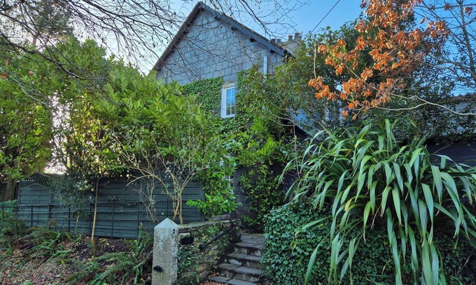 Looe Cottage | PRIVATE ROOM WITH OWN ENTRANCE IN A LOVELY OLD COTTAGE DOWN A QUIET LEAFY LANE