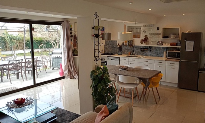 Cabries Bed & Breakfast | Private room with shower near Aix la Duranne