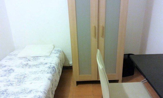 La Maternitat i Sant Ramon Apartment | Private room with single bed, with terrace 200 m2.