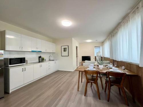 Sunnybank House | Private Spacious Studio King Bed Walk to Hubs