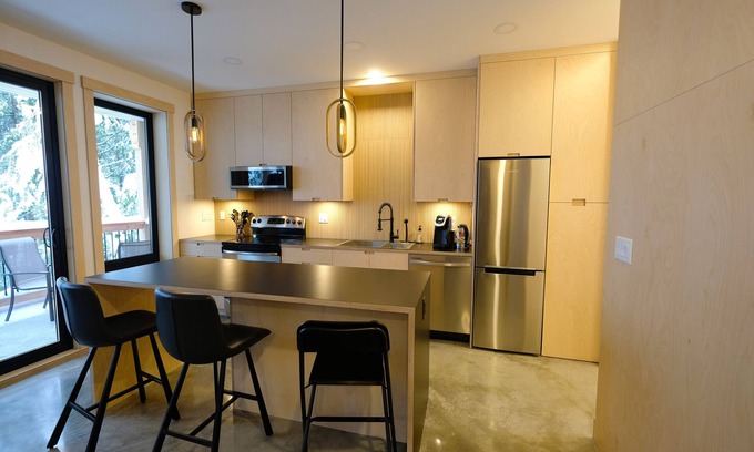 Rossland House | Private Suite & Hot Tub @ Red