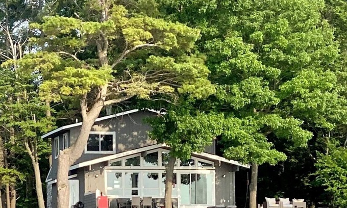 Port Austin Cottage | Private Waterfront Cottage w/your own Beach & Amazing Sunsets, 3 bdrm sleeps 8