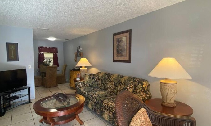 Crystal River Apartment | Professor Rousseau's Palm Paradise