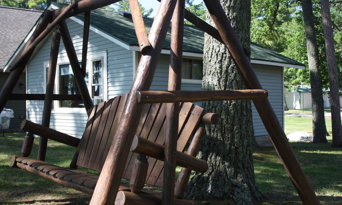 Ponsford Cabin | PROMO 20% WEEKLY AND MONTHLY DISCnCharming Lake View Cabin with Resort Amenities