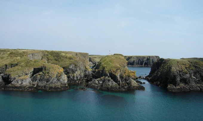 Le Palais House | PROMO CAUSE DESISTEMENT . SMALL HOUSE OF FISHERMAN IN BEAUTIFUL ISLAND IN SEA