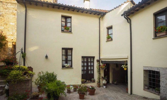 Spello House | PROMOTION-In one of the most beautiful and evocative villages in Italy Flora house