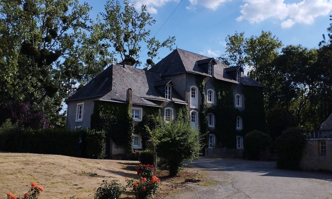 Montreuil-sur-Maine House | Propriété Équestre en Bordure de Rivière