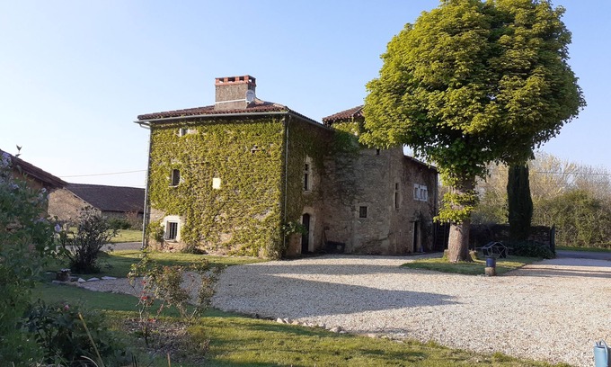 Cherves-Chatelars House | Propriété Charentaise 5 ha Avec Maison du Xvième Siècle 14 Couchages et Piscine