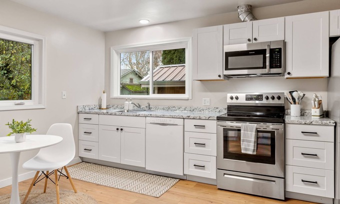 Lewiston House | Prospect Hacienda - River views and steps away from LCSC