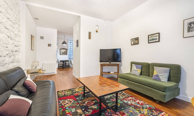 Quartier de la Folie-Mericourt Apartment | Psychédelique, 2BR/2BA, 4 people