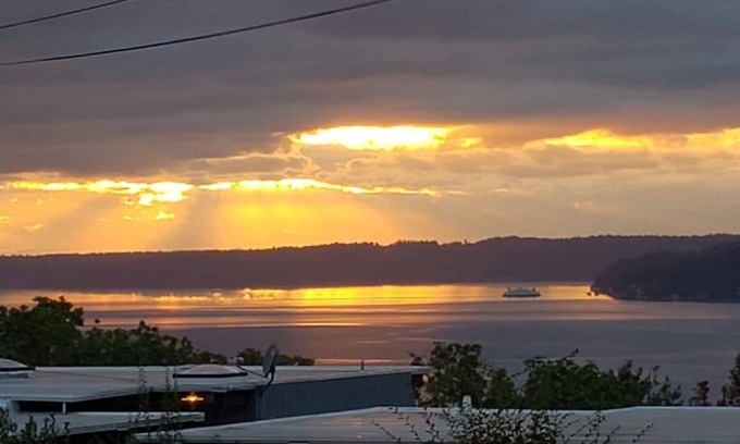 Northeast Tacoma House | Puget Sound Commencement Bay Olympic Mountain. View 3 Bedroom Smart Home Hot tub