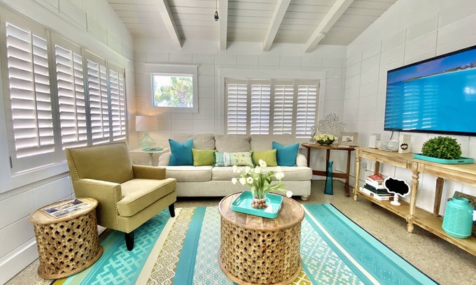 Laguna Beach Estates House | Pup Friendly Cottage~Just Remodeled ~4 Doors to the Beach! ~ August 20-23 Only $498!