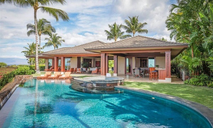 Kaupulehu House | Pu’ukole 28 – Deluxe Ocean View | Onsite Staff & Daily Housekeeping