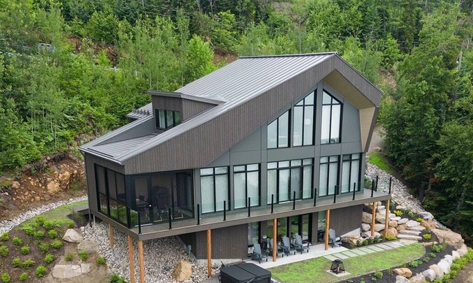 Les Eboulements Ski Chalet | Quai Perché: Forest Escape, River views & Hot Tub