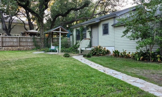 Tarrytown Cottage | Quaint ACL Hideout In Luxury Neighborhood Near Downtown