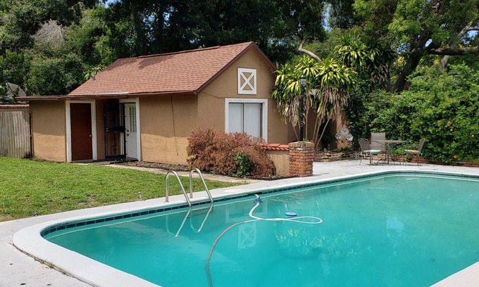 Clearwater Apartment | Quaint Cozy Cottage Guest House with pool for 2, dogs OK, golf course