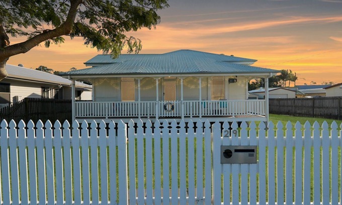 Toogoom House | Quaint, Cute, Pet Friendly Cottage Near The Beach