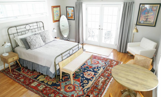 Pemberton Heights Apartment | Quaint garage apartment studio in quiet historic west Austin neighborhood.
