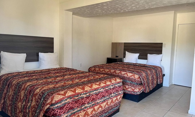 Everglades City Hotel | Quaint, Lakeside Queen Hotel Room
