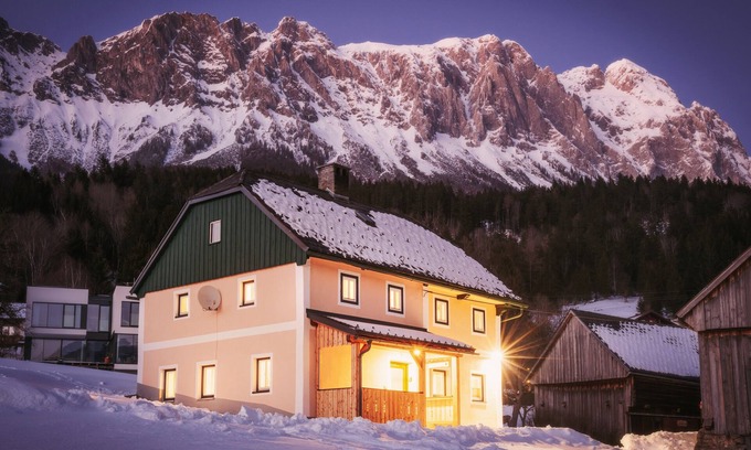 Sankt Martin am Grimming House | Quaint, rustic vacation home with hut flair on the sunny side of the Grimming