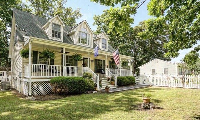 Tilghman House | Quaint Tilghman Island home
