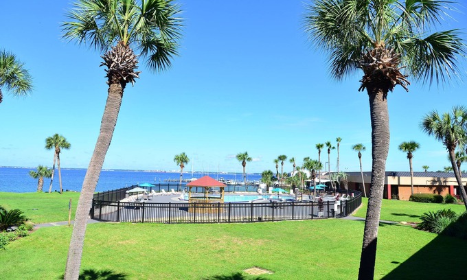 Pensacola Hotel | Quality Inn & Suites Gulf Breeze Bayside near Pensacola Beach