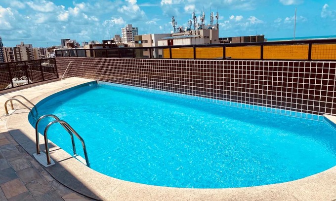 Ponta Verde Apartment | Quarto e sala com piscina próximo à praia