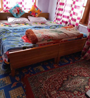 Srinagar House | Queen Palace guest house